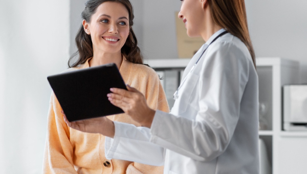 A single woman consulting with the Woodlands IVF doctor